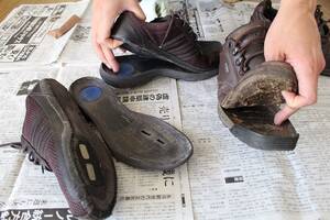 靴底がはがれてしまったものを接着剤で修理してみる。