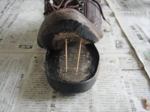 5～10分放置し粘着性が出てきたら貼り合わせる。靴用接着剤でく靴底のはがれを補修。