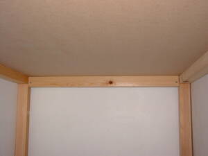 棚板をしたから見たところ。角材で枠組みをつくって、その上に棚板を置いている。