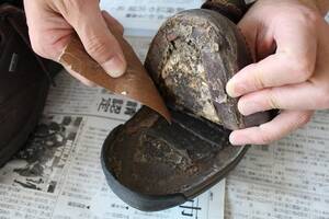 接着面をきれにする。靴用接着剤でく靴底のはがれを補修。