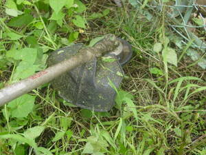 ナイロンコードで草刈機を使う場合、地面につけると小石が飛ぶので注意。