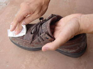 カビが生えた靴、除菌効果を出すように、エタノールで3回ぐらいは拭く。