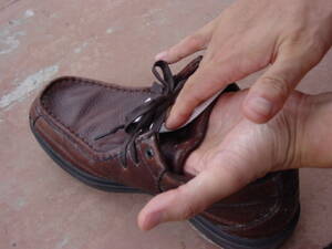 カビが生えた靴、カビを拡散させないよう、カビを拭き取った面は使わない。