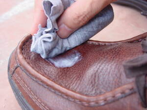カビが生えた靴、除菌後に革製品の保護クリームを塗っておく。