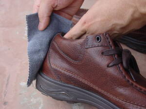 カビが生えた靴、保護クリームを塗布した後は、柔らかい布で磨いていく。