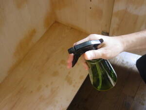 整理棚をエタノールで除菌、棚全体に、エタノール80％液をスプレーで吹き付ける。