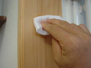 浴室入口の木枠のカビ、エタノール80％のウェットティッシュを使って拭く。