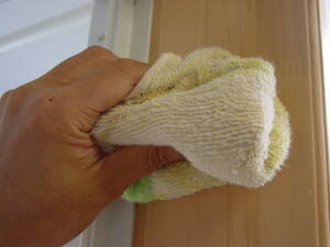 紙ヤスリをかけたあとは、粉塵があるので、布でよく拭き取っておく。