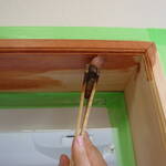 浴室入口の木枠に防カビ塗装を施す。