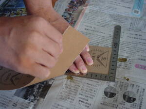紙やすりは、はさみで切ると刃が悪くなるので、曲尺などでちぎるようにします。
