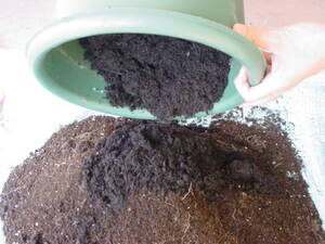 バーク堆肥を混ぜる。