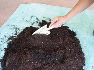 古土とバーク堆肥を良く混ぜる。
