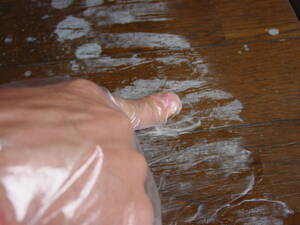 ビニール手袋をはめて、ハンドクリームを変色部分に塗っていく。