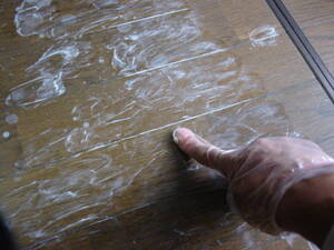 ハンドクリームをフローリング床にどんどん塗り広げる。