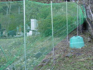 家庭菜園に防護柵＋防獣ネットを設置する。