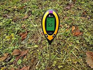 土壌酸度計A。PH6.5。弱酸性の値を示しています。
