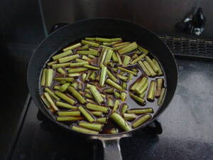 母ちゃんの田舎料理レシピ：きゃらぶき、弱火で煮る。スローフードらしい。