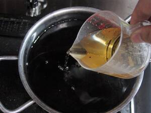 鍋に砂糖と酢を入れる：赤しそジュースの田舎料理でスローフード