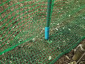 害獣対策ネットづくり。網と支柱を固定するパッカーをとりつける。自然栽培でプチ自給自足。
