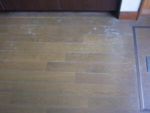 コロナ禍のなか消毒液で床が白く変色して困っている人が多い。