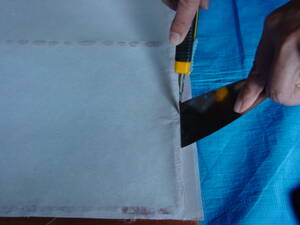 新しい障子紙を張る。余分な障子紙を切る：障子の張替えの仕方（DIY修理）