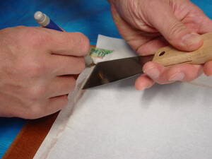 新しい障子紙を張る。ペンカッターを使ってみる：障子の張替えの仕方（DIY修理）