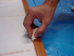 新しい障子紙を張る。はみ出したノリを拭き取る：障子の張替えの仕方（DIY修理）