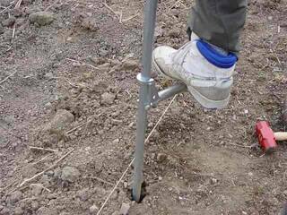 「パイプヌキサシ君」は固い土壌で歯が立たない：防獣柵を設置する｜畑の準備をする