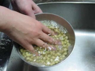 まずは大豆を良く洗う：手作り味噌をつくる
