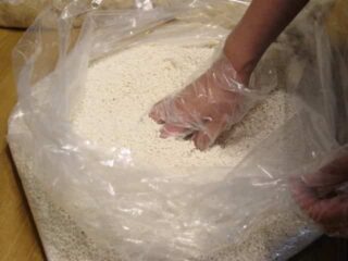麹と塩を混ぜる：手作り味噌をつくる