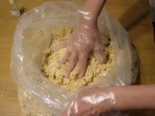 塩切り麹も入れてよく混ぜる：手作り味噌をつくる