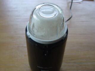 乾燥した根をミルサーで粉末にする：たんぽぽコーヒーの作り方