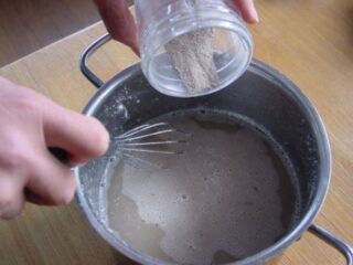 のりがき（糊状になるまで混ぜる）：荒粉と精粉の手作りコンニャク