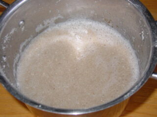 精粉を少しづつ溶かしてかたまりができないようにした：荒粉と精粉の手作りコンニャク