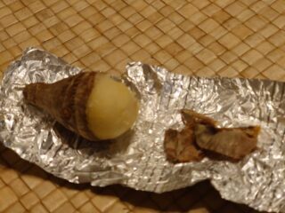 衣かつぎのように包丁で切れ目を入れる：ダルマストーブで小さい里芋のホイル焼き・丸焼き